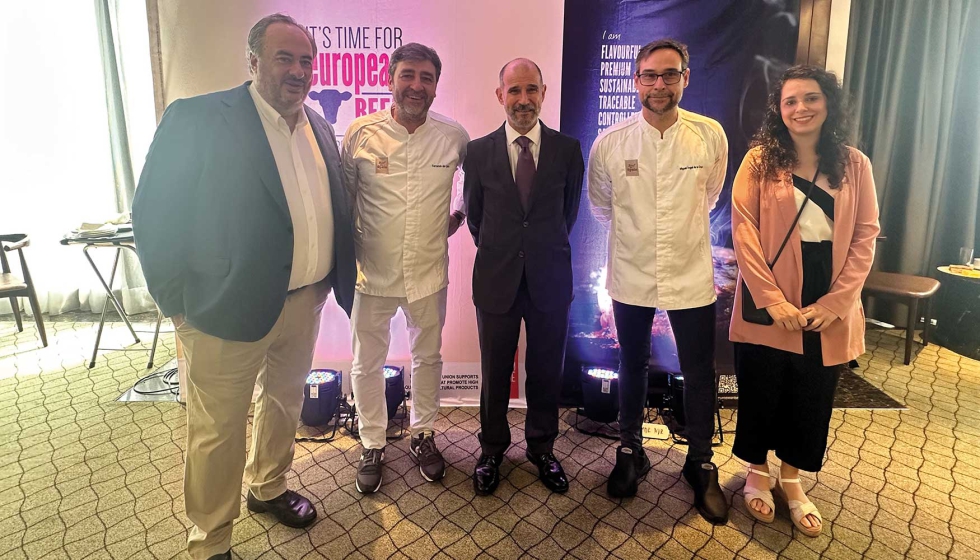 El embajador de Espaa en Filipinas, Miguel Utray (en el centro de la foto) junto a los chefs Fernando de Cerro y Miguel ngel de la Cruz...