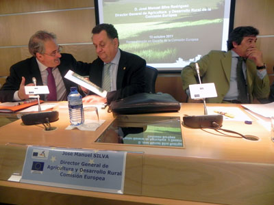 Jos Manuel Silva, in the centre/center, conversing with the director of the Representation of the European Commission in Spain, Francisco Fonseca...