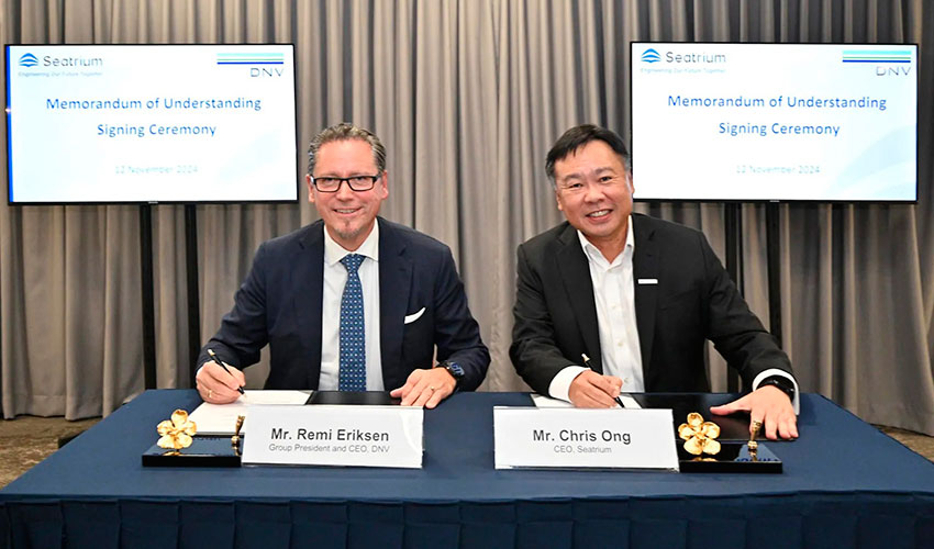 Remi Eriksen, presidente y CEO de DNV, y Chris Ong, CEO de Seatrium, en la firma del Memorando de Entendimiento (MoU)