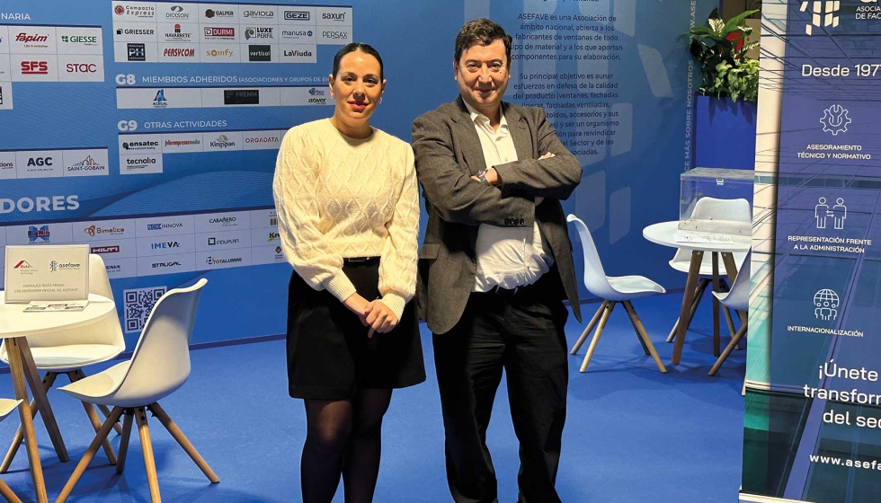 Pablo Martn junto a Claudia Bentez, responsable del Departamento tcnico de Asefave, en el stand de la Asociacin en Veteco 2024...