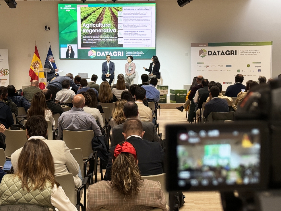 Mesa redonda 'Digitalizacin en la agricultura regenerativa y de carbono' moderada por Miguel ngel Naranjo, coordinador cientfico en Fertinagro...