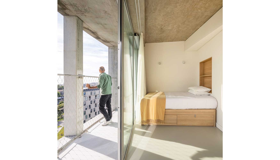 Interior de uno de los apartamentos de coliving de HOSO que ha sido construido con elementos prefabricados. Foto: Fernando Guerra...