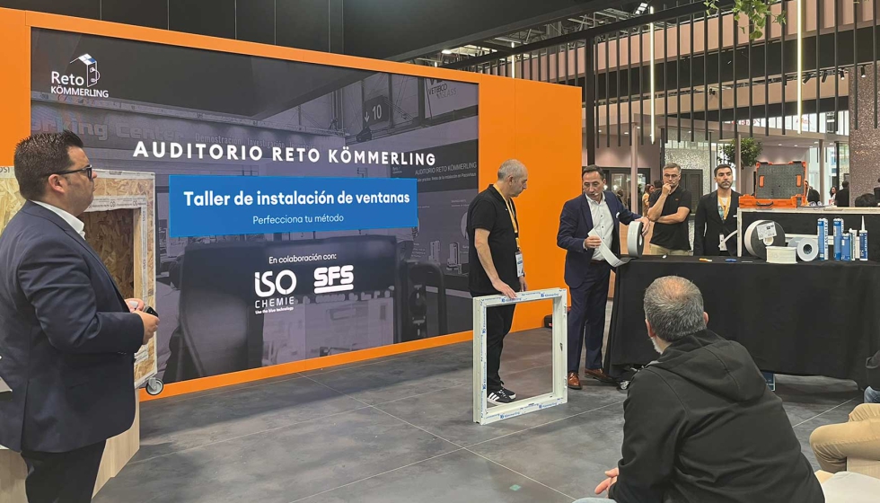 Un instante de uno de los talleres de instalacin de ventanas celebrados en el stand de Kmmerling en el stand de Veteco...