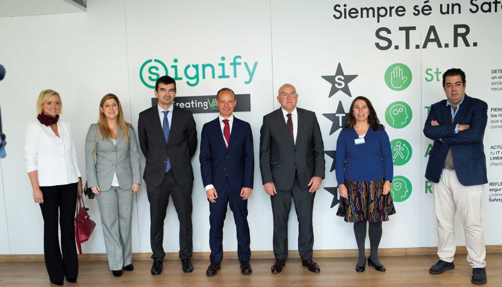 Representantes de la Junta de Castilla y Len, el Ayuntamiento de Valladolid y Signify durante la visita ala planta vallisoletana de la multinacional...