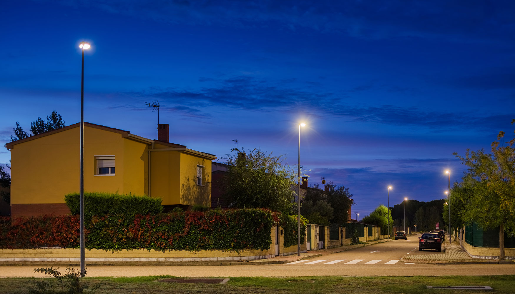 Para la iluminacin vial en puntos altos, se ha optado por la luminaria Aire Serie 3 y Serie 7, que destaca por su alta eficiencia energtica...