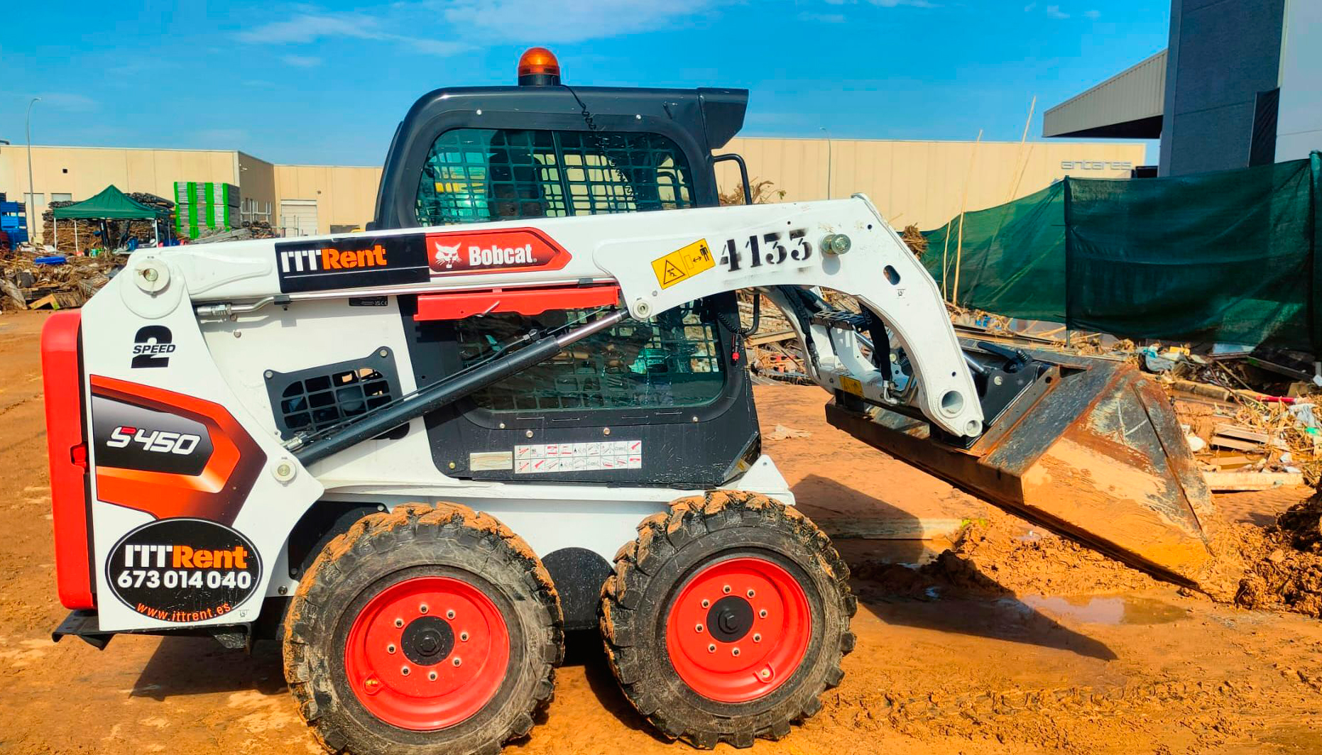 Las cargadoras Bobcat seguirn trabajando en los lugares afectados realizando trabajos esenciales para intentar recuperar la normalidad en las zonas...