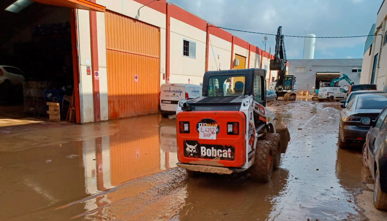 Principalmente, los distribuidores de Bobcat, realizaron tareas cruciales para el saneamiento de garajes, calles, comercio e industrias...