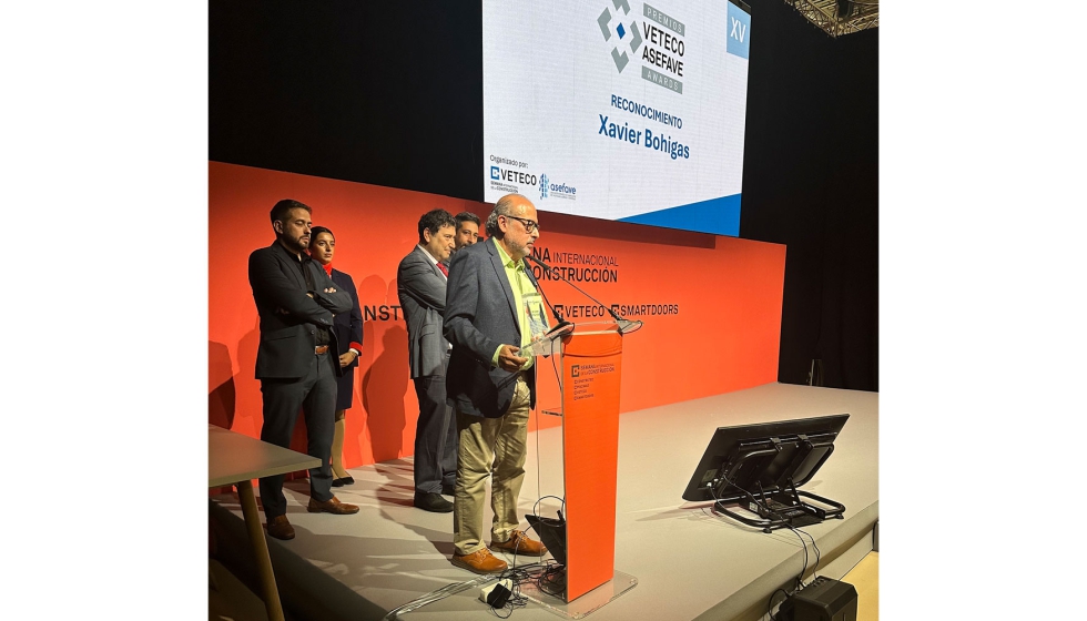 Xavier Bohigas, fundador de Novoperfil, recibiendo el reconocimiento a su trayectoria profesional en la entrega de los Premios Veteco-Asefave...