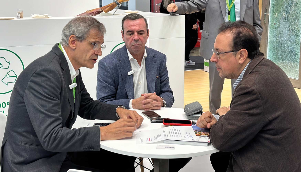 Carlos Sa, a la izquierda, socio fundador y administrador del Grupo Caixiave y Acwin, y Pedro Ramos, en el centro...