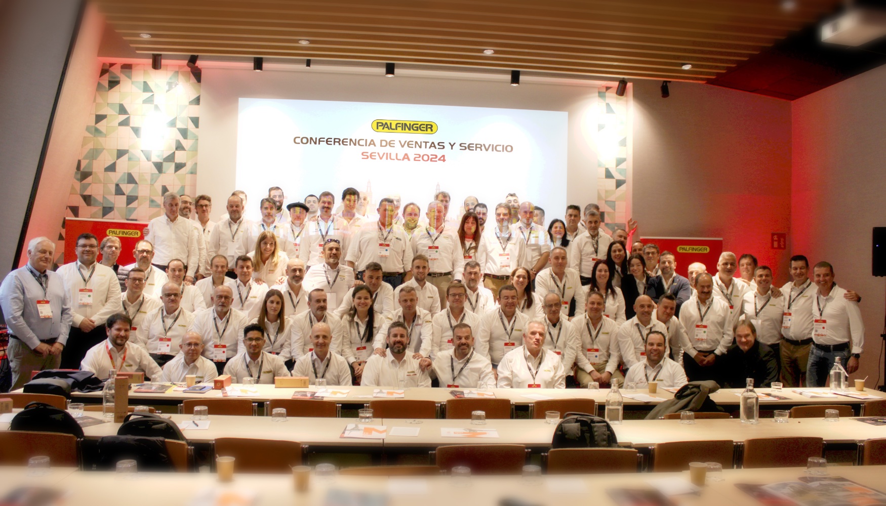 Foto de familia con los asistentes a la Conferencia de Ventas y Servicio Palfinger Ibrica 2024