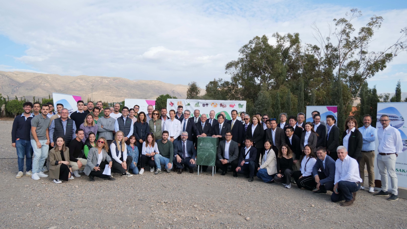 Foto de familia tras la colocacin de la primera piedra por parte de las autoridades