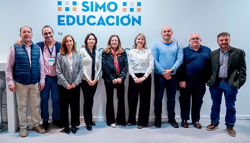 La consejera de Desarrollo Educativo, Mara del Carmen Castillo, con representantes de los centros educativos premiados en SIMO Educacin...