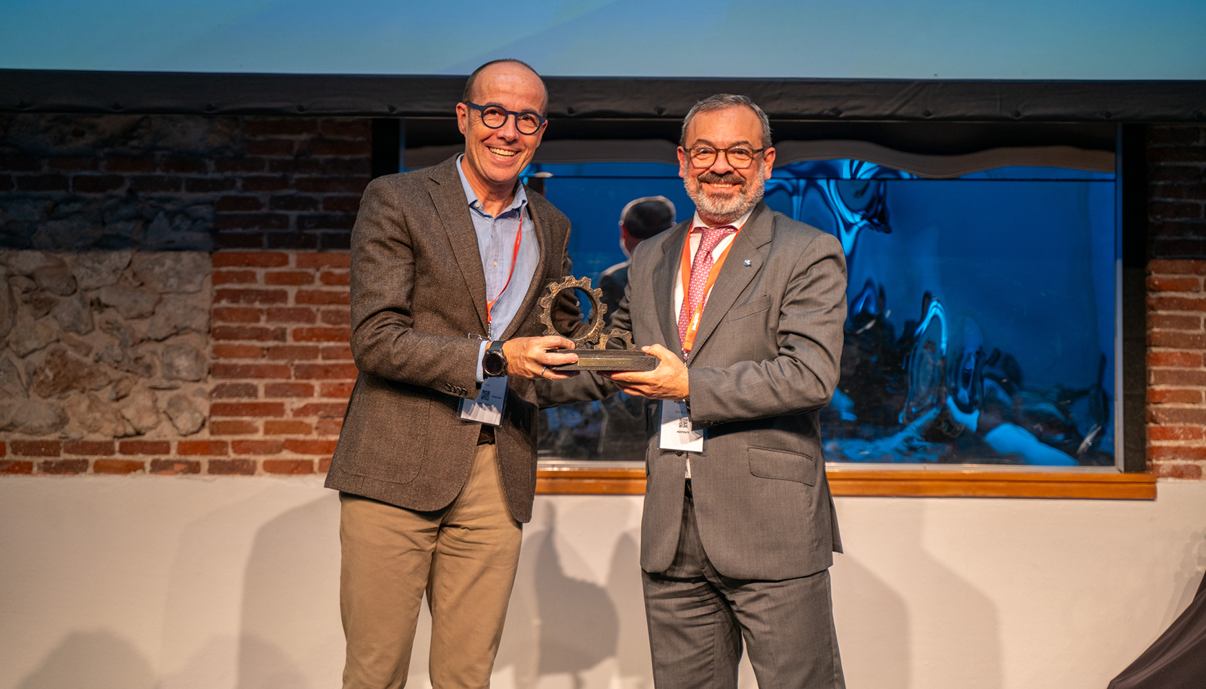 Ramon Carbonell, CEO de Ausa, recoge el Premio Potencia de manos de Rogelio Cuairn, director general de Feria de Zaragoza...