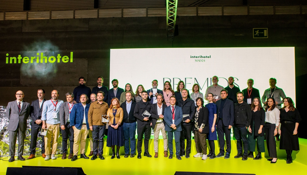 Foto de familia de los ganadores de la presente edicin de los Premios inteihotel MAD24