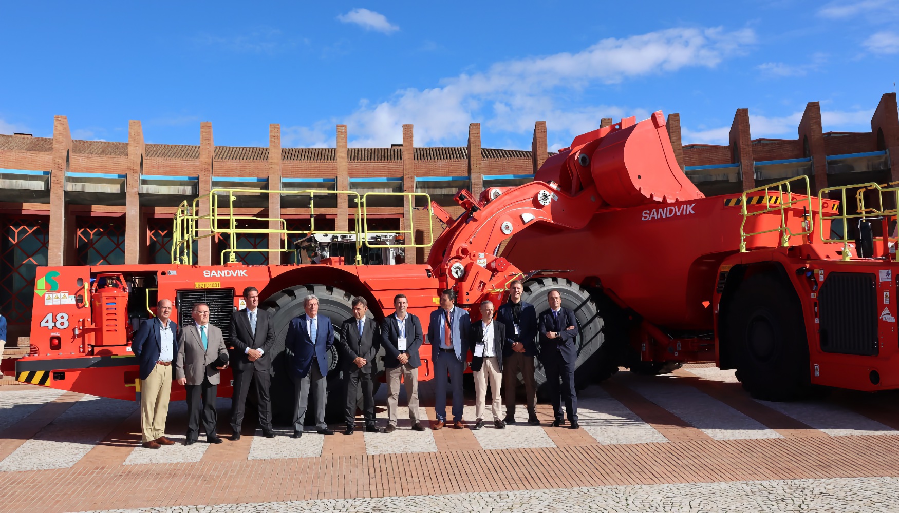 Acto oficial de entrega de la pala cargadora LH621i a Insersa