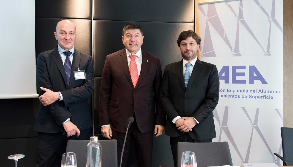 De izquierda a derecha, Gonzalo de Olabarria, secretario general de AEA, Armando Mateos Saralegui...