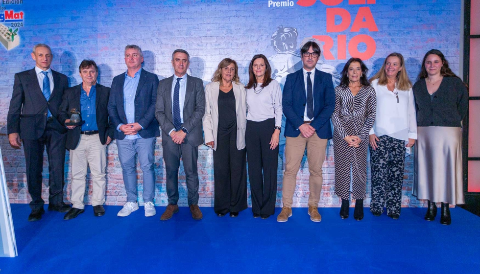 Pedro Vias, presidente de BigMat, junto a los galardonados, durante la gala de entrega de premios