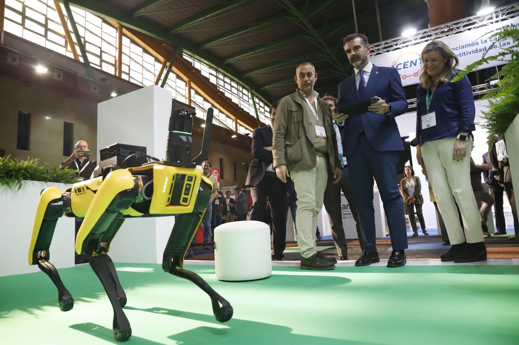 El consejero de Agricultura, Pesca, Agua y Desarrollo Rural, Ramn Fernndez-Pacheco, durante su visita a Expo Agritech