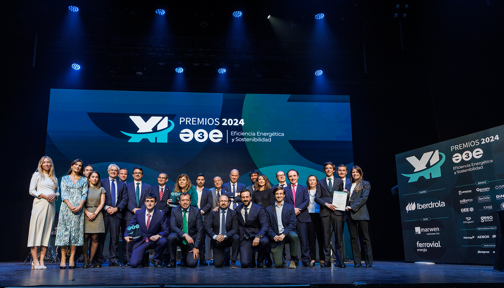 Foto de familia de los ganadores y finalistas de la XI edicin de los Premios A3E