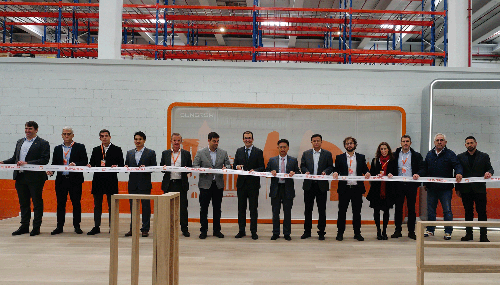 Momento del corte de la cinta que inauguraba oficialmente el Centro Tecnolgico de Formacin e Innovacin