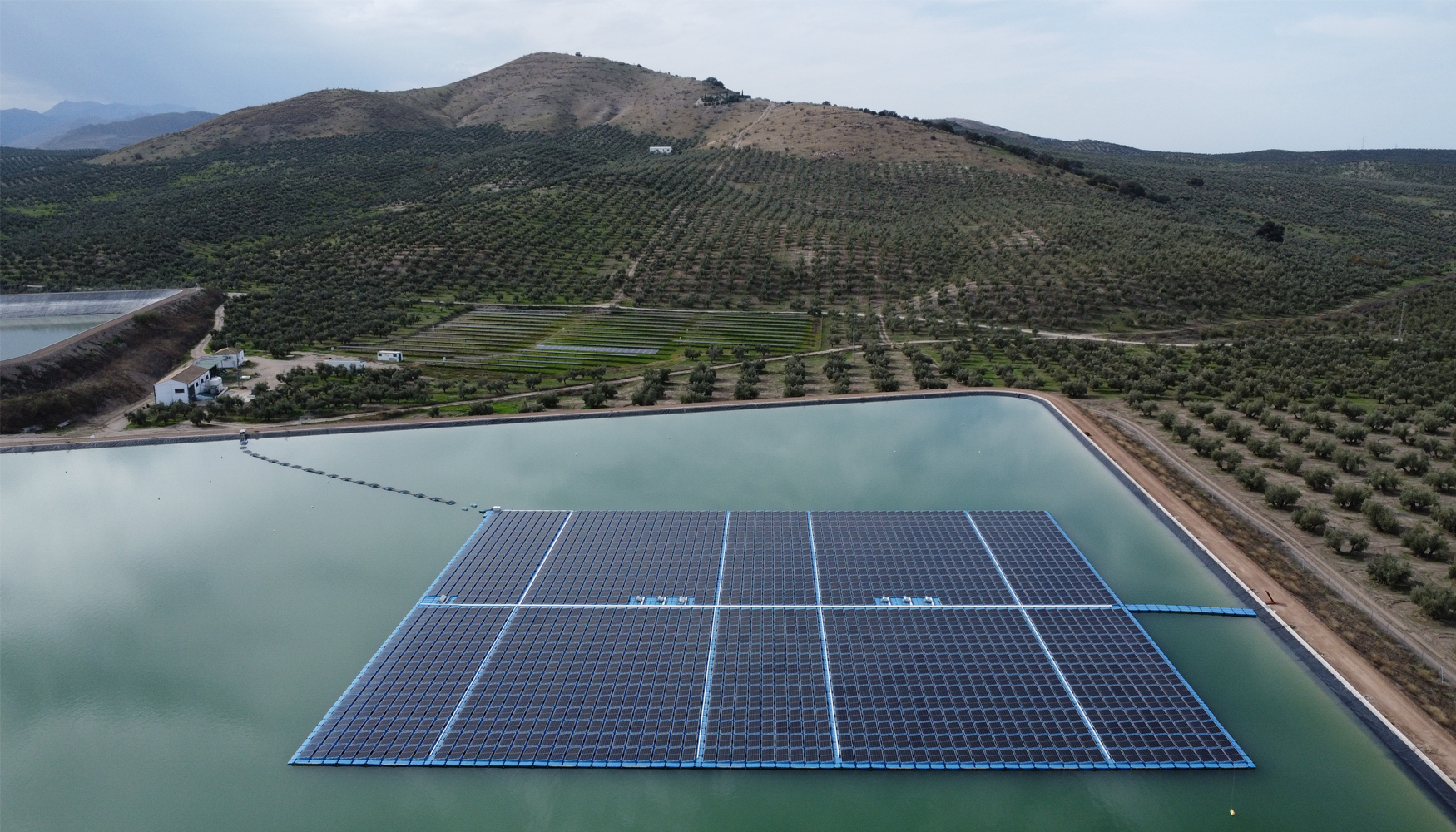 La planta fotovoltaica flotante cuenta con 2.120 mdulos y tiene una potencia total de 1 MW