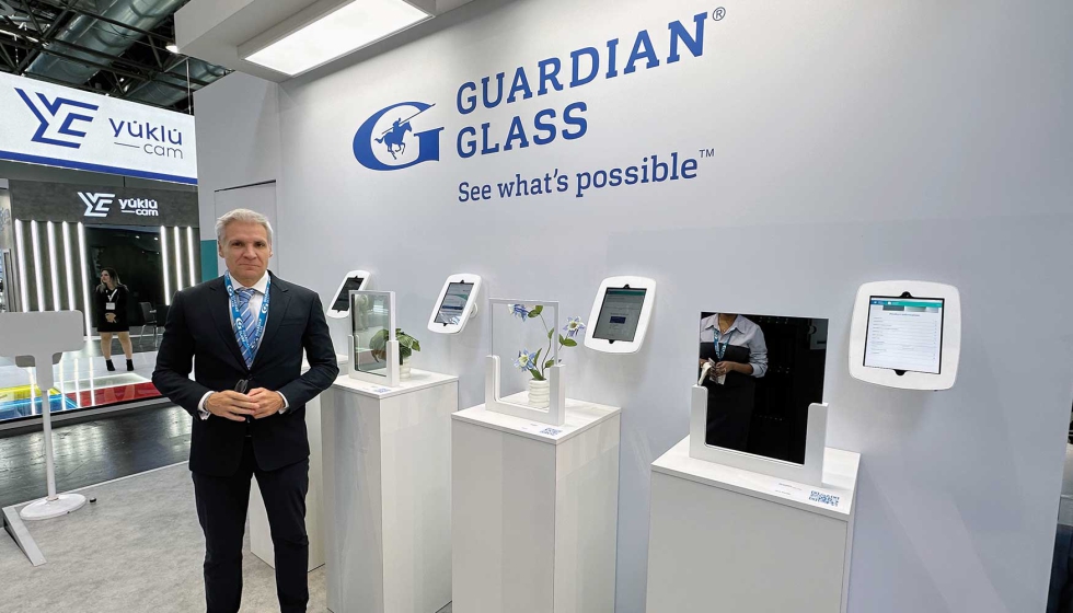 Ignacio Zamora, director de Ventas para Espaa y Portugal de Guardian Glass, en el stand de la compaa en la reciente edicin de Glasstec 2024...