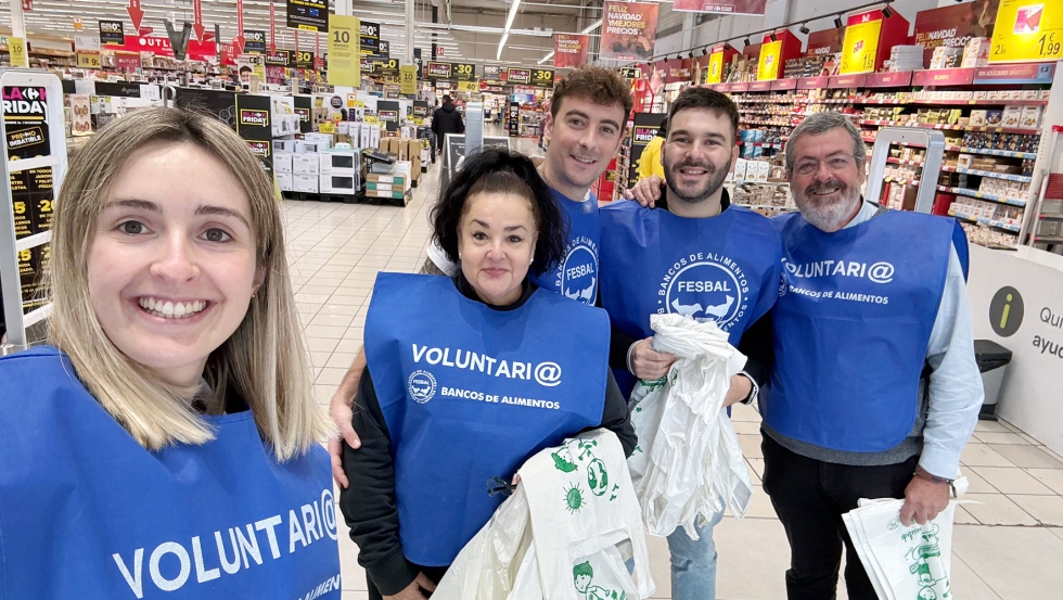 Entre los voluntarios de la Gran Recogida estuvo el presidente de Kubota Espaa, Germn Martnez -derecha-