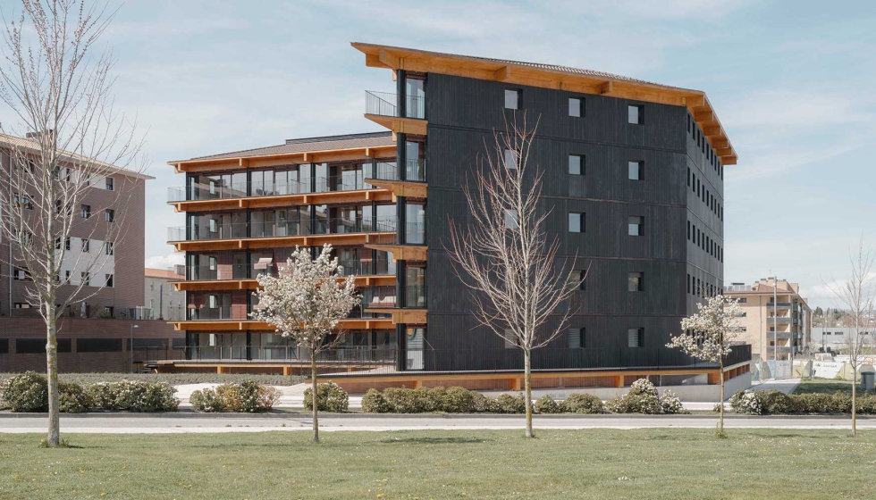 Edificio de viviendas de alquiler social en Navarra, con estructura de madera y ventanas Wicline 75 TOP hoja oculta, de Wicona...