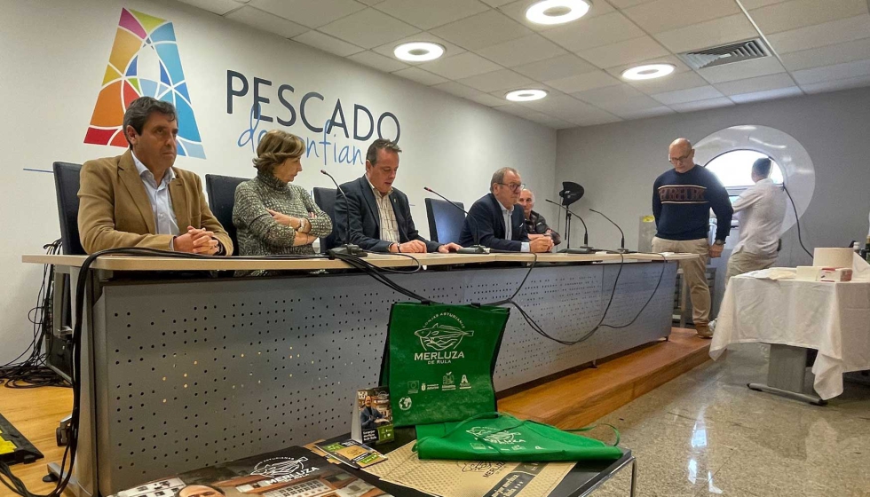 De izquierda a derecha, el director general de Pesca Martima, Francisco Gonzlez; la alcaldesa de Avils...