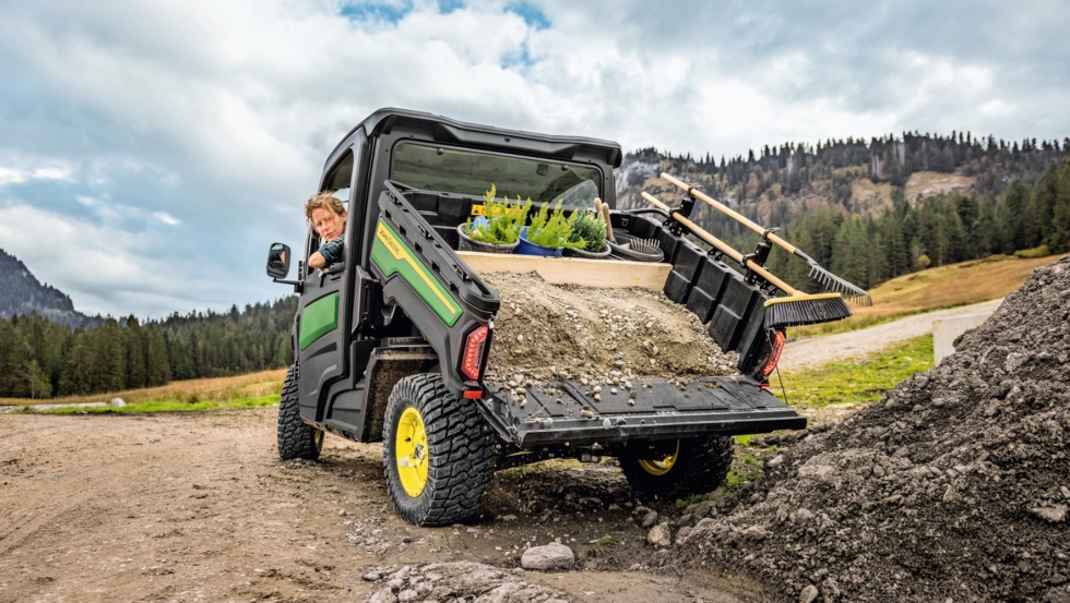 El vehculo multiuso Gator XUV 875M de John Deere estar a disposicin de los concesionarios a partir de la primavera de 2025...