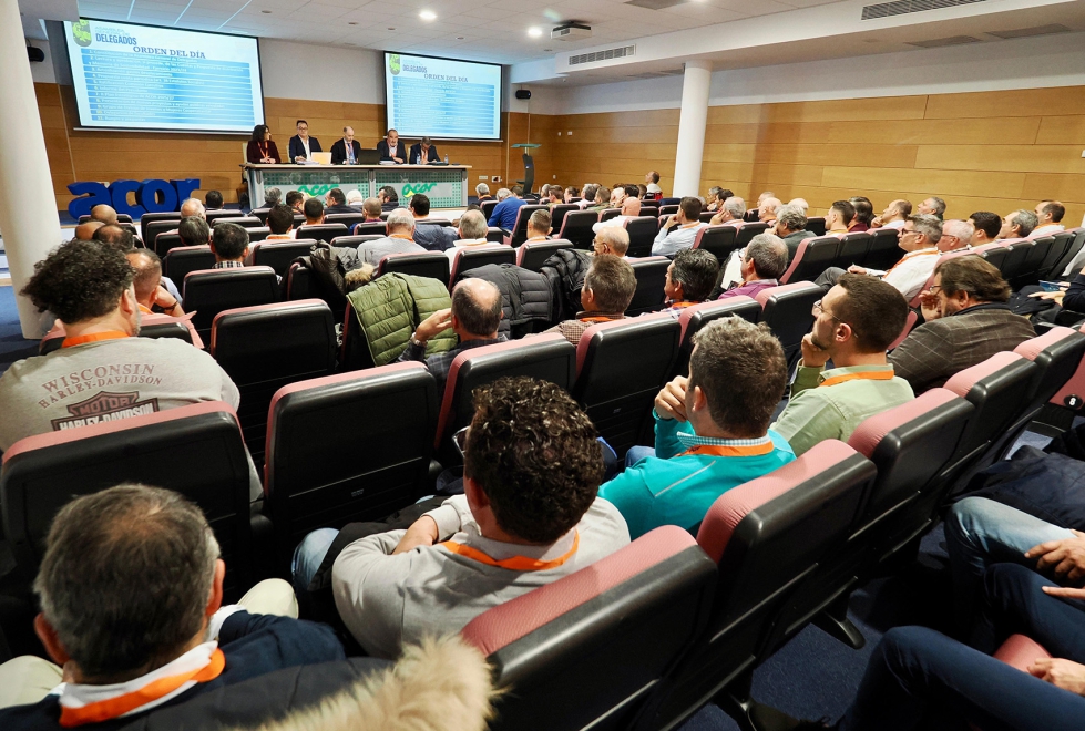 Los socios delegados durante la Asamblea en el saln de la Planta de Aceites de ACOR en Olmedo