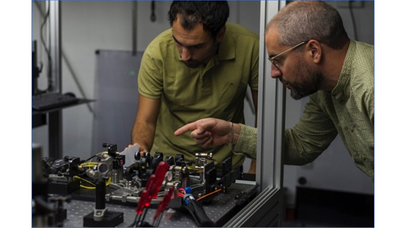 Carlos Antn y Juan V. Vidal realizando pruebas en el laboratorio de Fsica de Materiales de la Universidad Autnoma de Madrid...