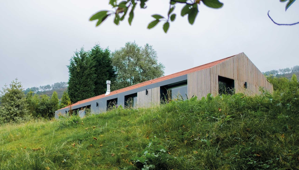 Imagen area de la casa de 75 m2 distribuida en una sola planta, diseo de Room2030, que se sita en un enclave ideal en el entorno rural de Asturias...