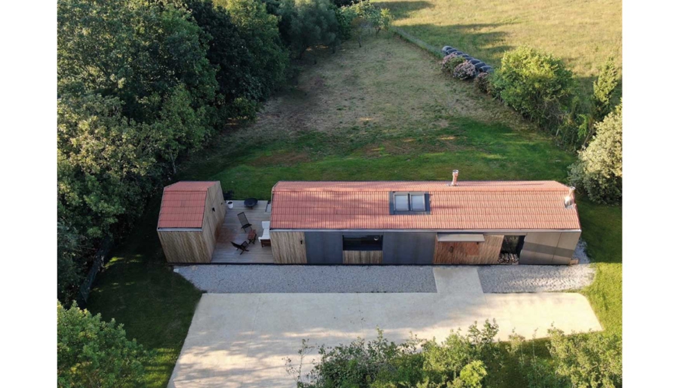 La combinacin de la madera y la piedra natural otorga a esta casa unifamiliar un aire industrial, pero contemporneo