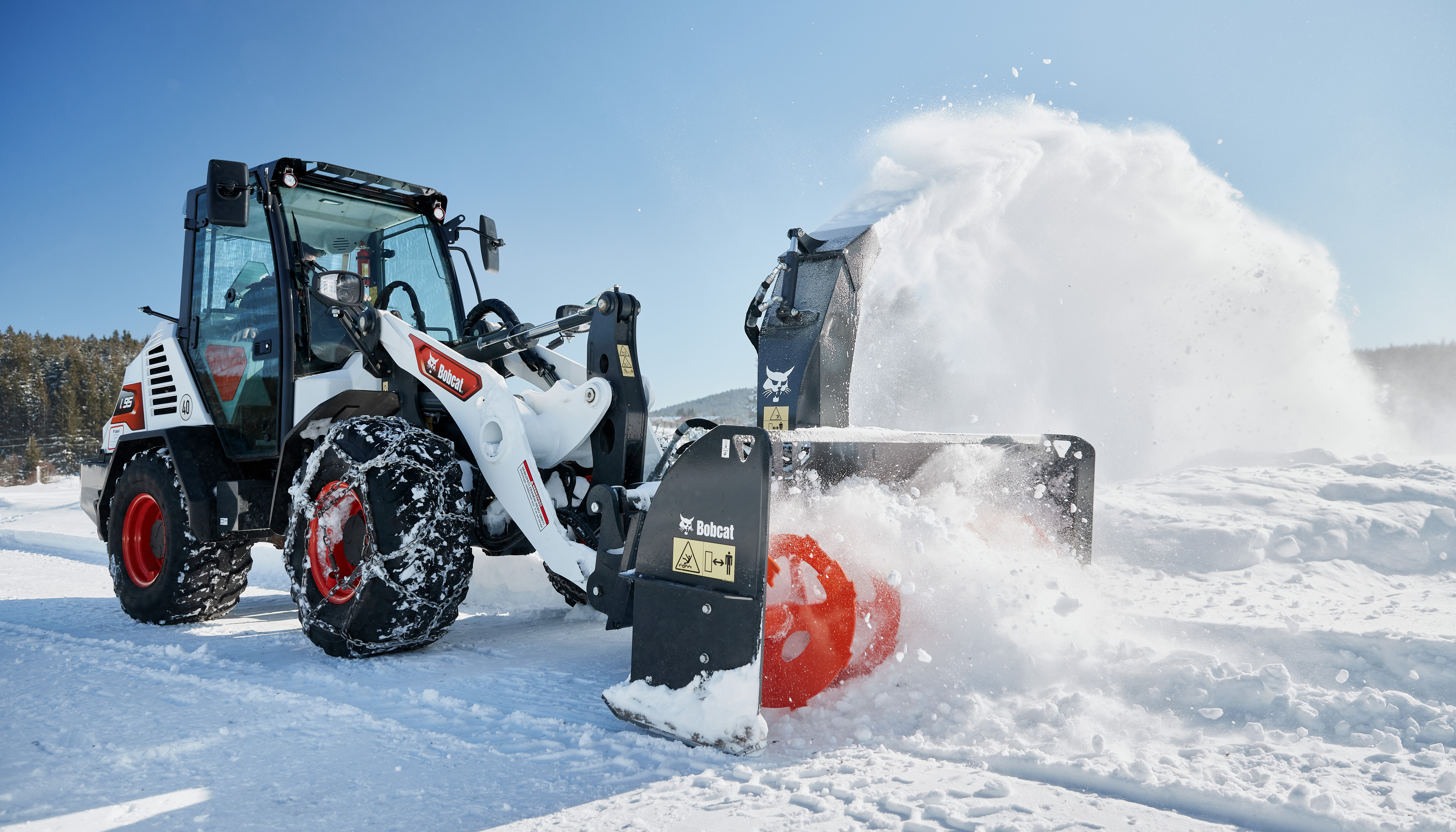 Una gama amplia de soluciones de retirada de nieve como turbinas quitanieves, barredoras orientables, fresadoras, esparcidoras de sal y arena...