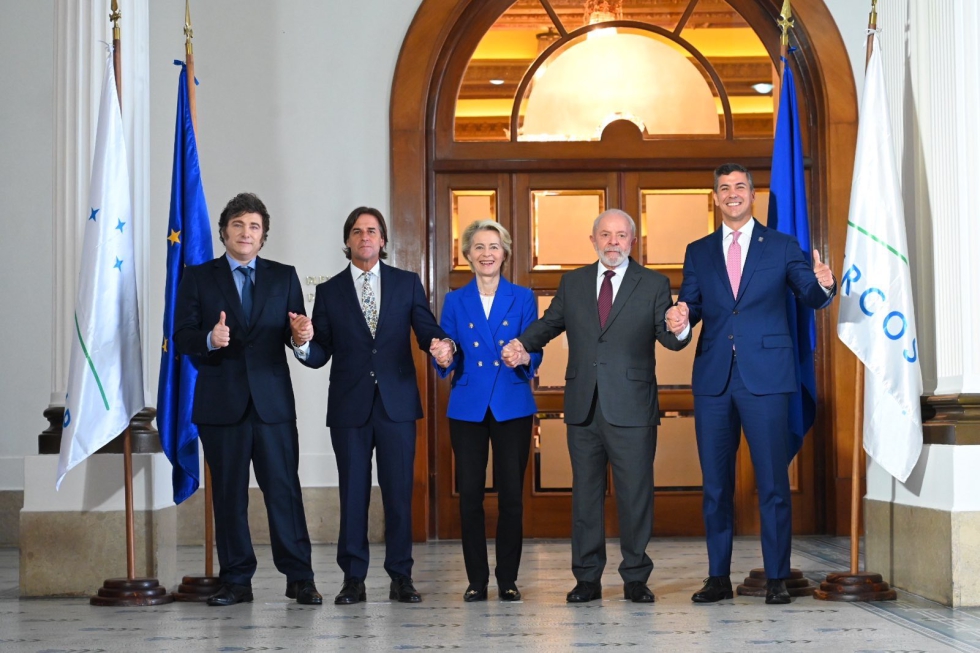 La Presidenta de la Comisin Europea, Ursula von der Leyen, y sus homlogos de cuatro pases del Mercosur (el Presidente brasileo...