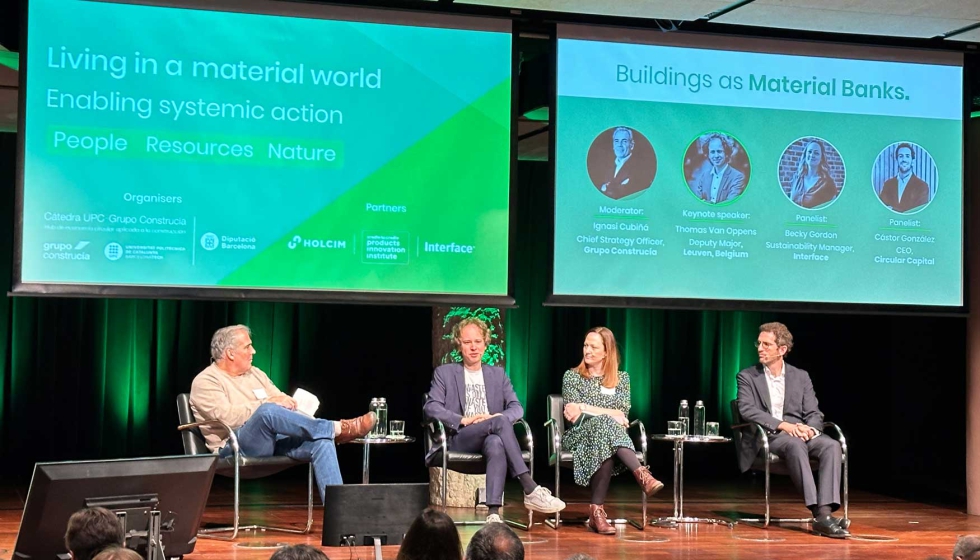 Participantes en la mesa de debate Building as Material Banks