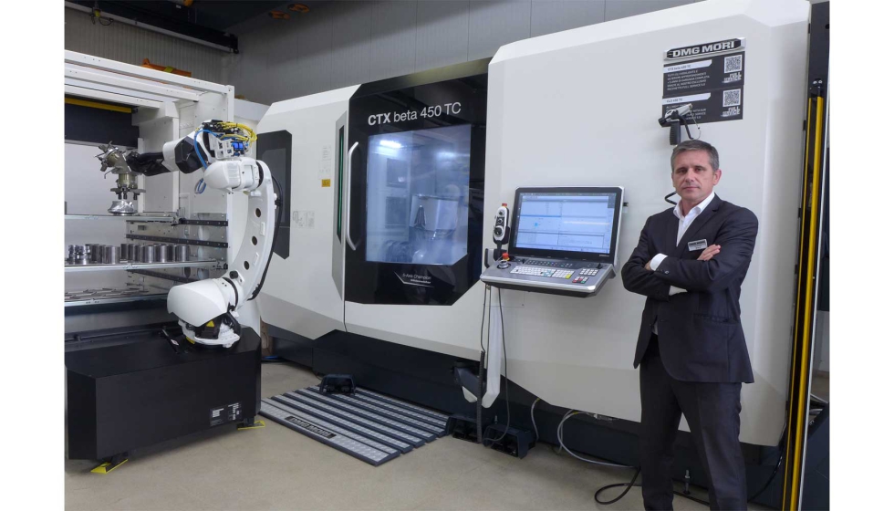 Rui Borges, diretor de vendas da DMG MORI em Portugal, junto � nova m�quina CTX beta 450TC