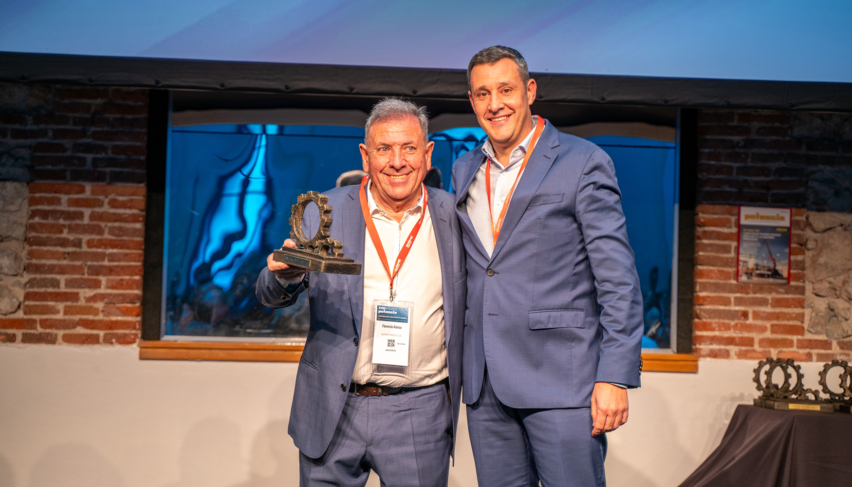 Florencio Alonso, gerente de AP Aerial (izquierda) recoge el premio de manos de Ral Gomariz, presidente de Anapat