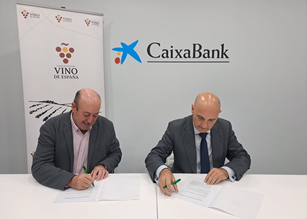 El presidente de la Interprofesional del Vino de Espaa (OIVE), Fernando Ezquerro, y Jaime Campos, director de AgroBank, durante la firma...