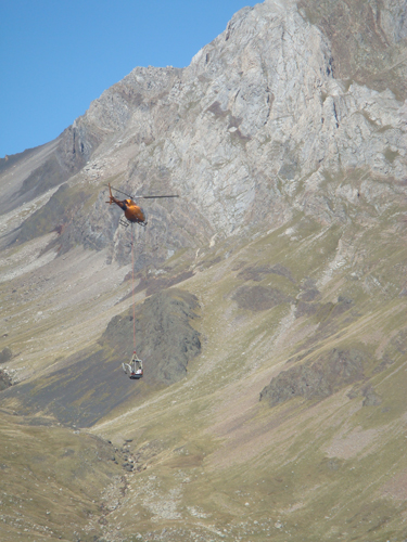 Miniexcavadora Alco transportada en helicptero