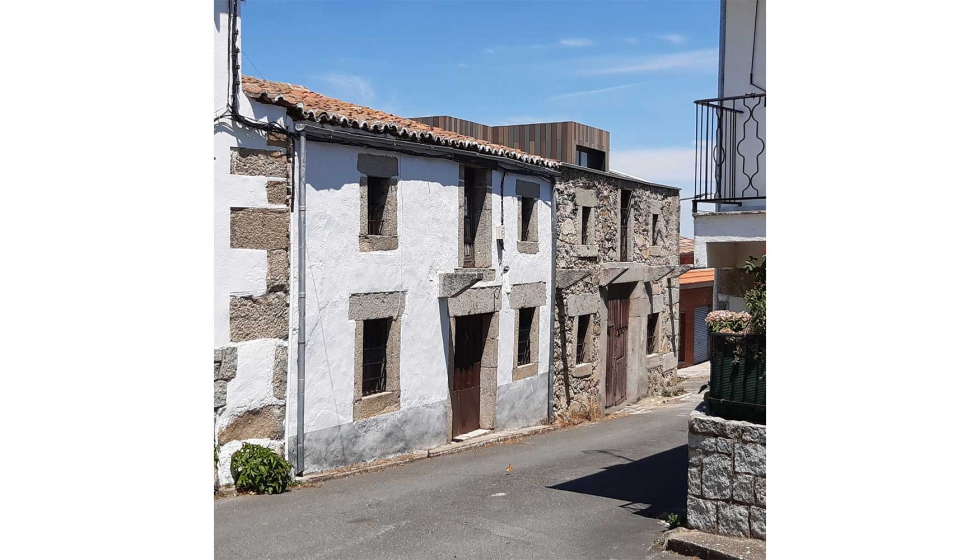 Desde el exterior, la nueva vivienda queda oculta tras los muros de piedra originales