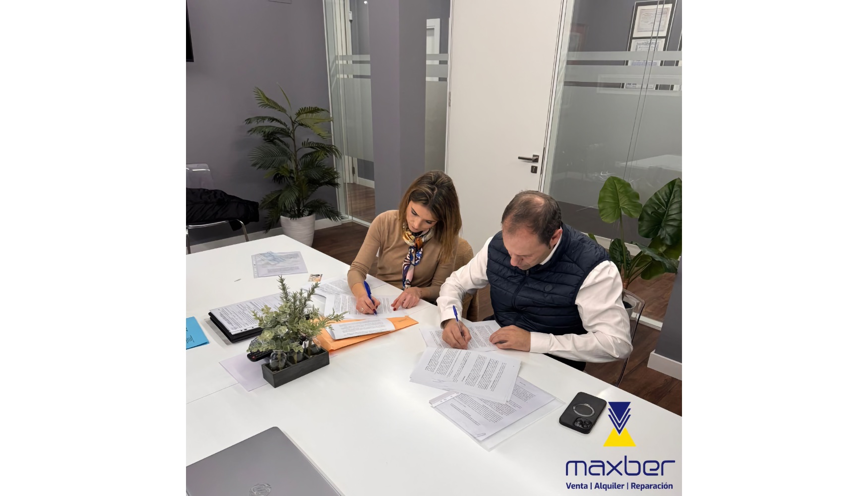 Firma del acuerdo entre Mares Aragn, CEO de Aragn Alquiler de Maquinaria, y Bernardo Gmez, CEO de Maxber