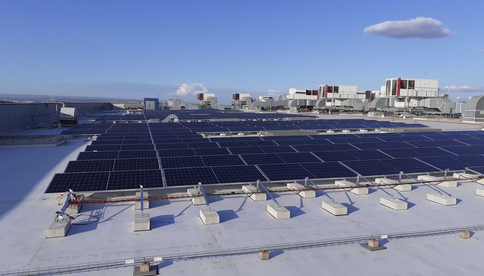 Cubierta aislada con placas solares