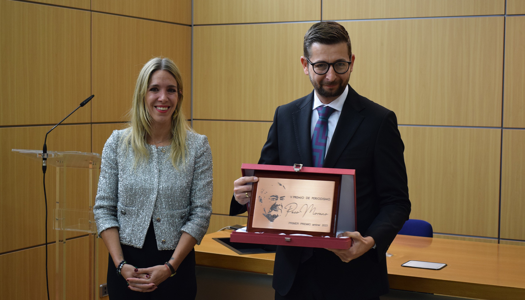 Marta Cerati, gerente ejecutiva de Aminer, hace entrega al periodista Antonio Carrasco del Premio de Periodismo 'Paco Moreno'...