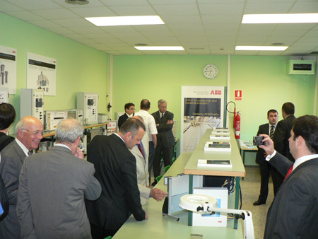 El nuevo laboratorio de automtica y robtica de la EUSS, durante su inauguracin