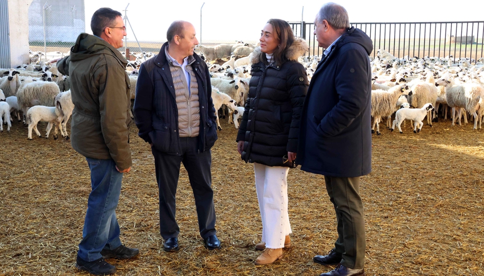 Visita de la consejera Mar�a Gonz�lez Corral a la explotaci�n de Mariano Paramio