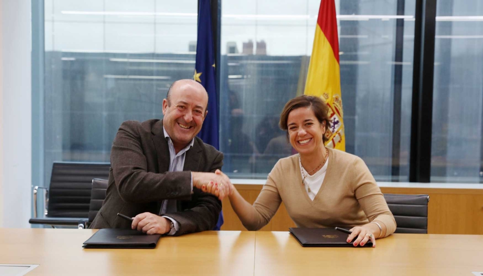 Fernando Ezquerdo, presidente de la OIVE, y Elsa Carbonell, consejera delegada de ICEX, tras la firma de los acuerdos...