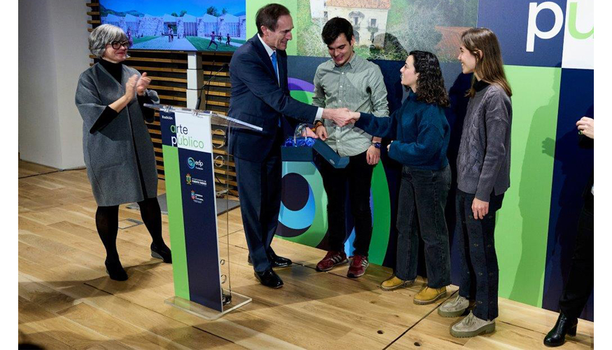 Manuel Menndez, presidente de la Fundacin EDP, otorga el premio a los ganadores del concurso