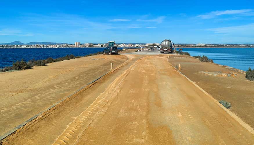 Carril bici y camino Mota de los Molinos en el parque Salinas de San Pedro durante los arreglos, que ya han concluido...